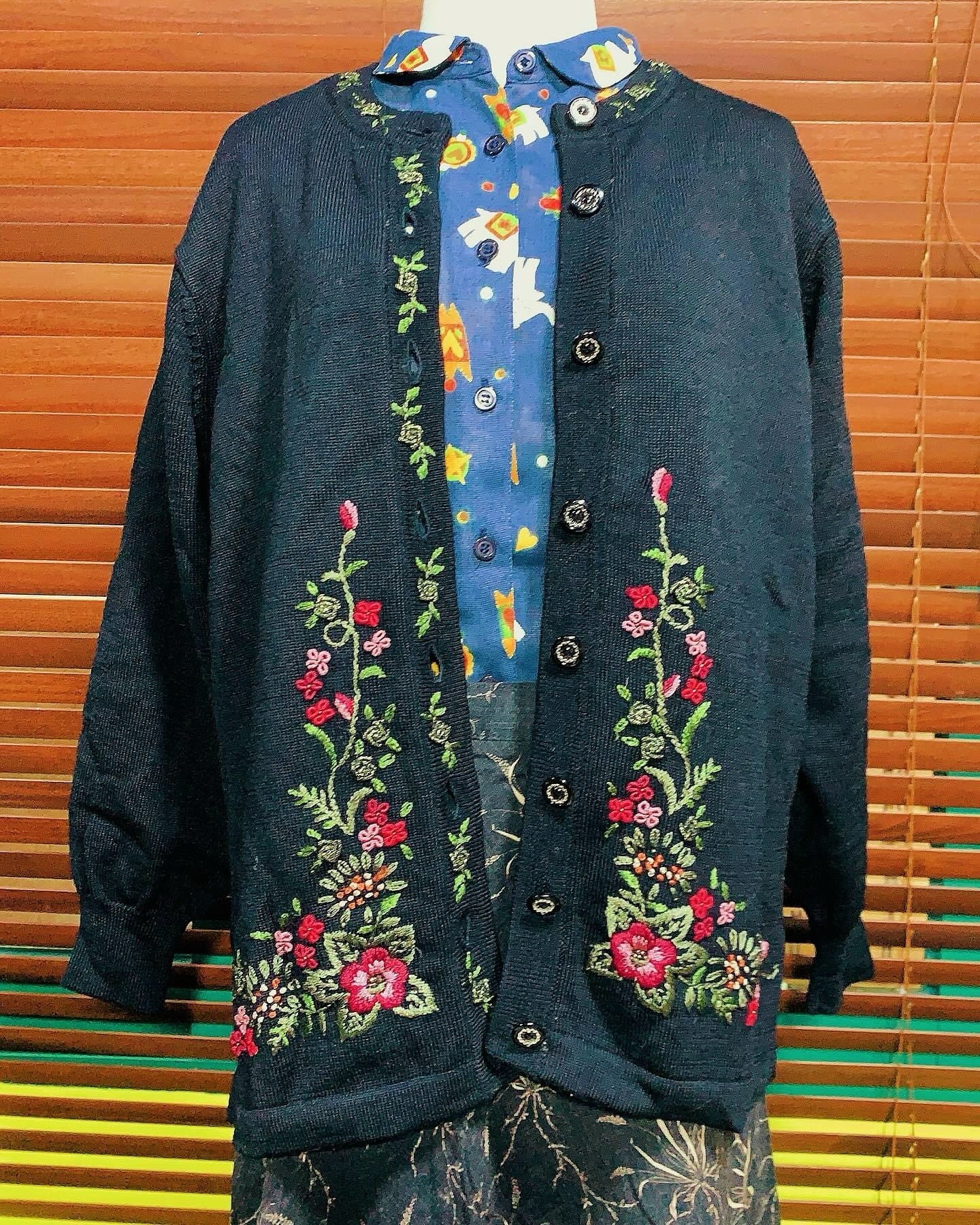🇯🇵JAPAN Vintage ♡ Clothes Black Rose Outer(Top/Shirt/Coat/Skirt/Pants/Dress)| 🇯🇵日本古著 ♡ 衣服 刺繡玫紅外套(上衣/花恤/外套/半身裙/褲/連身裙)| 🔎 ss-vin072
