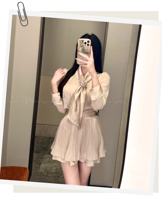🇰🇷KOREA ♥ 緞面領結光澤襯衫+百摺裙兩件式套裝
襯衫洋裝 兩件式洋
Satin bow tie glossy shirt and pleated skirt two-piece set
🔎 ɪᴛᴇᴍ ɴᴏ：SS-KSS99015134