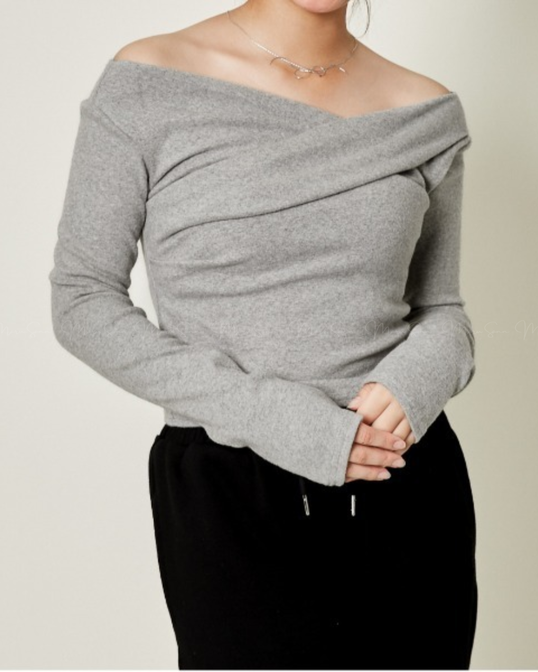 🇯🇵日本 ♥Collar-bone-revealing x loose-fitting, draped asymmetrical top
♥ 鎖骨感 x 寬鬆垂墜的不對稱上衣 / 一件展現你腰線的單品

🔎 ɪᴛᴇᴍ ɴᴏ：SS-JS13730296