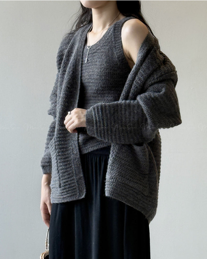 🇰🇷KOREA
♥ V領針織吊帶背心+寬鬆外套-兩件式套裝
V-neck knitted camisole + loose jacket - two-piece set SS-KSS98926522